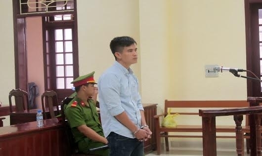 Đi ăn cùng bạn gái, mang theo ma túy và “hàng nóng”