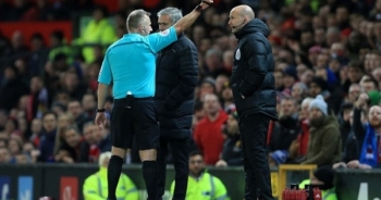 Đá bay chai nước, HLV Mourinho bị đuổi lên khán đài