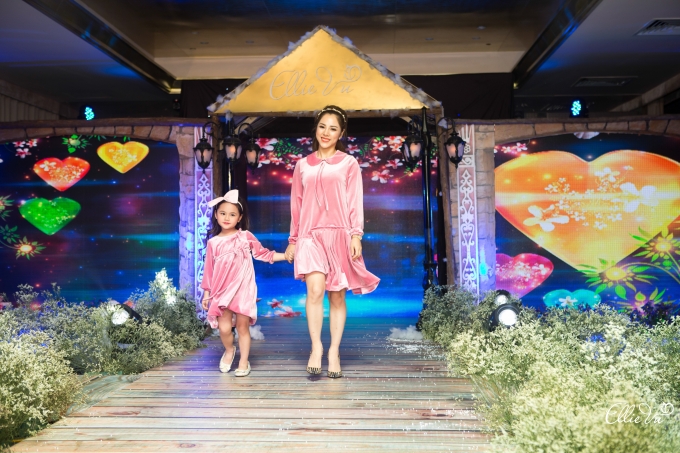 EllieVu in Love Fashion Show - Đ&ecirc;m thời trang của t&igrave;nh mẫu tử