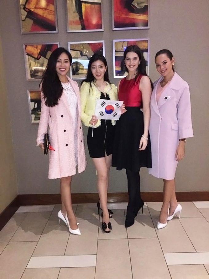 V&agrave;o buổi tối, Diệu Ngọc v&agrave; c&aacute;c th&iacute; sinh Miss World 2016 c&oacute; buổi tiệc nhẹ, th&acirc;n mật như thủ tục ch&agrave;o đ&oacute;n. C&ocirc; vui vẻ chụp ảnh lưu niệm c&ugrave;ng 3 đại diện nằm trong danh s&aacute;ch th&iacute; sinh &ldquo;nặng k&iacute;&rdquo; của Hoa hậu Thế giới 2016:&nbsp; Hoa hậu Ireland: Niamh KENNEDY (v&aacute;y đỏ đen, cao 1m80), Hoa hậu H&agrave;n Quốc: Hyun WANG (&aacute;o v&agrave;ng, cao 1m77), Hoa hậu Philippines: Catriona Elisa GRAY (&aacute;o kho&aacute;c hồng, cao 1m80).