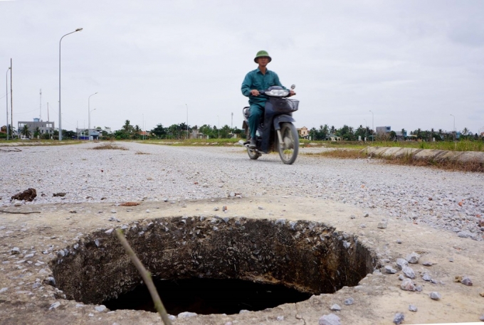 Trong khu đất của dự &aacute;n c&oacute; h&agrave;ng chục hố ga nằm giữa đường, kh&ocirc;ng nắp đậy trở th&agrave;nh c&aacute;i bẫy nguy hiểm cho người d&acirc;n.