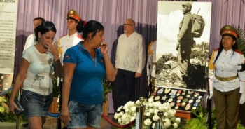 Người dân Cuba ký lời thề bảo vệ thành quả cách mạng với ông Fidel Castro