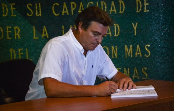 Con trai của l&atilde;nh tụ Cuba Fidel Castro, &ocirc;ng&nbsp;Antonio Castro Soto del Valle k&yacute; v&agrave;o lời thề bảo vệ th&agrave;nh quả c&aacute;ch mạng. (Ảnh: AFP)