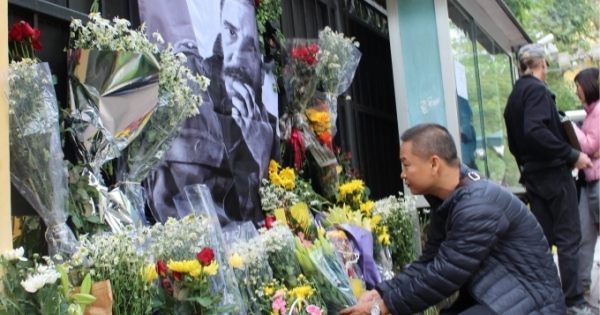 Hà Nội: Người dân xếp hàng vào viếng Chủ tịch Cu Ba Fidel Castro