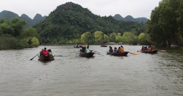 Người chèo thuyền trên suối Yến