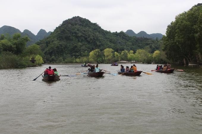 Những con thuyền chở kh&aacute;ch tham quan tr&ecirc;n suối Yến.