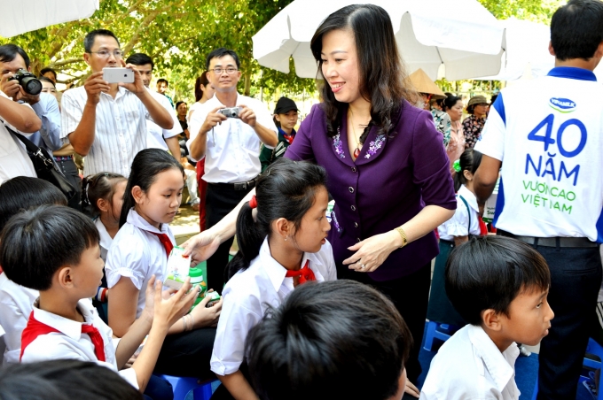 B&agrave; Đ&agrave;o Hồng Lan, Thứ trưởng Bộ Lao động Thương b&igrave;nh v&agrave; X&atilde; hội trao tặng sữa cho c&aacute;c em học sinh tại Tr&agrave; &Ocirc;n, Vĩnh Long.