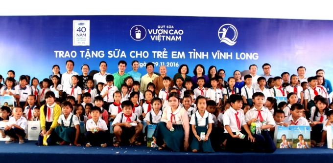 Từ năm 2008 đến nay, trải qua 9 năm h&agrave;nh tr&igrave;nh Quỹ sữa Vươn Cao Việt Nam, Vinamilk&nbsp; đ&atilde; đem đến cho hơn 373 ng&agrave;n trẻ em kh&oacute; khăn tại Việt Nam gần 30 triệu ly sữa, tương đương 120 tỷ đồng.