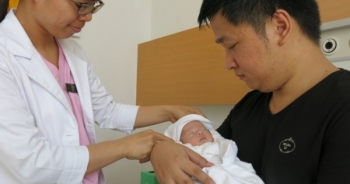 Phẫu thuật cứu sống bé gái sơ sinh nội tạng nằm ngoài ổ bụng