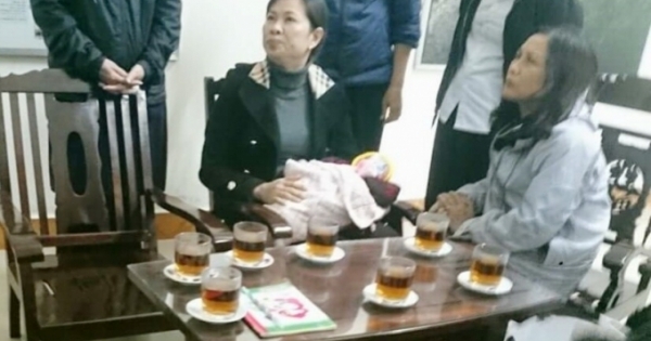 Huế: Một bé trai bị bỏ rơi trước cổng nhà thờ dưới trời mưa