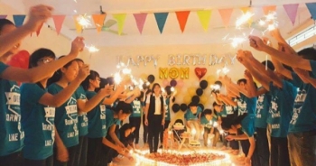 Clip: Cả lớp bí mật tổ chức tiệc "chúc mừng sinh nhật mẹ" cho cô giáo chủ nhiệm