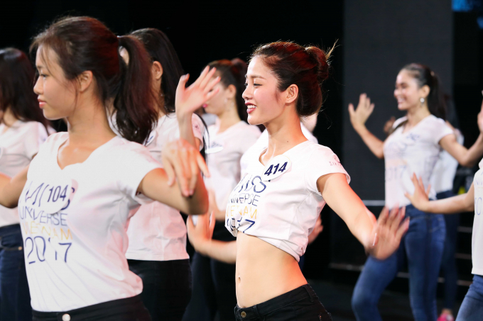 Ngắm nh&igrave;n th&iacute; sinh Hoa hậu Ho&agrave;n vũ Việt Nam miệt m&agrave;i tập luyện cho phần thi đ&ecirc;m B&aacute;n kết