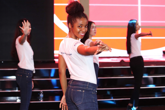 Ngắm nh&igrave;n th&iacute; sinh Hoa hậu Ho&agrave;n vũ Việt Nam miệt m&agrave;i tập luyện cho phần thi đ&ecirc;m B&aacute;n kết