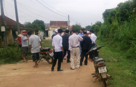 Theo b&agrave; Thu tại hiện trường vụ việc c&oacute; Trưởng th&ocirc;n v&agrave; B&iacute; thư th&ocirc;n Sơn T&acirc;y (ảnh do gia đ&igrave;nh cung cấp)