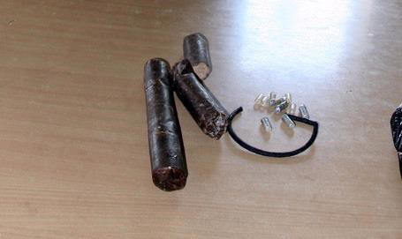 Vật lạ nghi l&agrave; m&igrave;n tự chế.