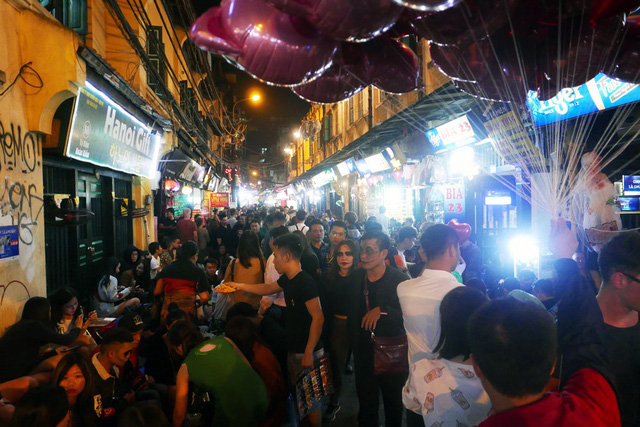 Tối 31/10, d&ugrave; l&agrave; ng&agrave;y giữa tuần nhưng c&aacute;c phố vui chơi ở phố cổ H&agrave; Nội như Tạ Hiện, Lương Ngọc Quyến, M&atilde; M&acirc;y... vẫn đ&ocirc;ng nghịt người đi chơi đ&ecirc;m Halloween.