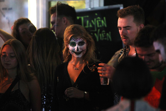 C&aacute;c qu&aacute;n bar ở khu phố T&acirc;y trong phố cổ H&agrave; Nội cũng đống hơn ng&agrave;y thường. Nhiều du kh&aacute;ch nước ngo&agrave;i tụ tập ngo&agrave;i cửa với gương mặt ho&aacute; trang kinh dị.