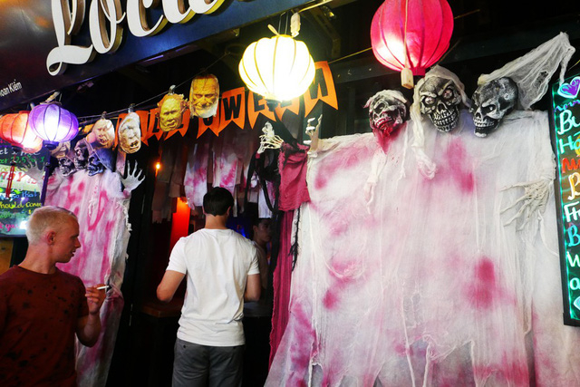 Mặt tiền một qu&aacute;n bar tr&ecirc;n phố Tạ Hiện được trang tr&iacute; nhiều h&igrave;nh th&ugrave; kinh dị.
