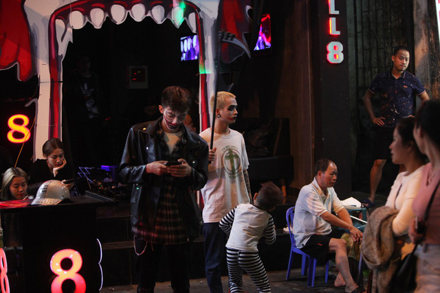 C&aacute;c nh&acirc;n vi&ecirc;n qu&aacute;n bar cũng ho&aacute; trang th&agrave;nh ma quỷ để thu h&uacute;t kh&aacute;ch.