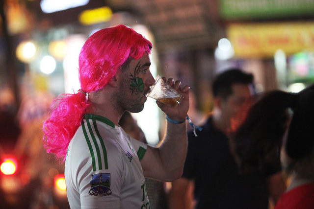 Một kiểu ho&aacute; trang đơn giản, h&agrave;i hước của du kh&aacute;ch nước ngo&agrave;i.