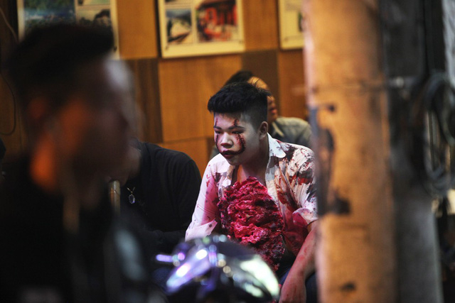 Nhiều bạn trẻ Việt Nam chọn c&aacute;ch ho&aacute; trang độc đ&aacute;o hơn, đ&ocirc;i khi kh&aacute; kinh dị.