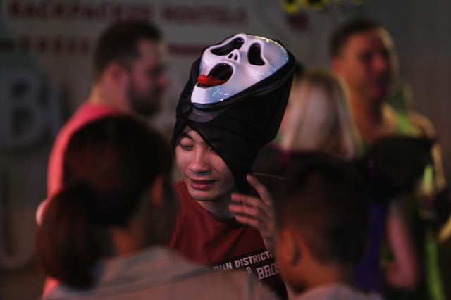 Một số bạn trẻ chọn c&aacute;c loại mặt nạ kinh dị kh&aacute; cầu kỳ.