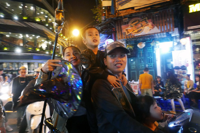 Trẻ nhỏ cũng rất ch&uacute; &yacute; tới Halloween. Dịp n&agrave;y, nhiều gia đ&igrave;nh sắm cho con những bộ trang phục ph&ugrave; thuỷ, hay đưa con đi chơi tại những nơi c&oacute; kh&ocirc;ng kh&iacute; lễ hội n&agrave;y.