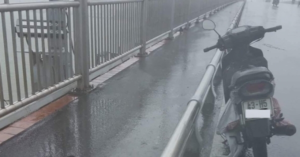 Đà Nẵng: Bỏ lại xe máy, người đàn ông nhảy cầu tự vẫn giữa mưa bão