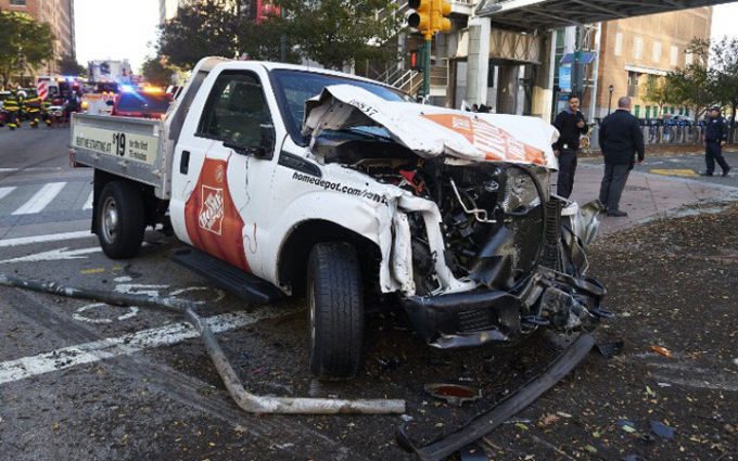 Cận cảnh chiếc xe tải m&agrave; nghi phạm Sayfullo Habibullaevic Saipov d&ugrave;ng để thực hiện vụ tấn c&ocirc;ng &ldquo;khủng bố&rdquo; giữa l&ograve;ng th&agrave;nh phố New York (Mỹ), khiến 8 người chết. Ảnh: New York &nbsp;Daily News.