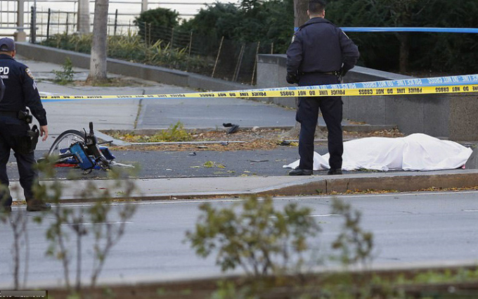 Trong số c&aacute;c nạn nh&acirc;n tử vong c&oacute; những người đi xe đạp. Ảnh: AP.