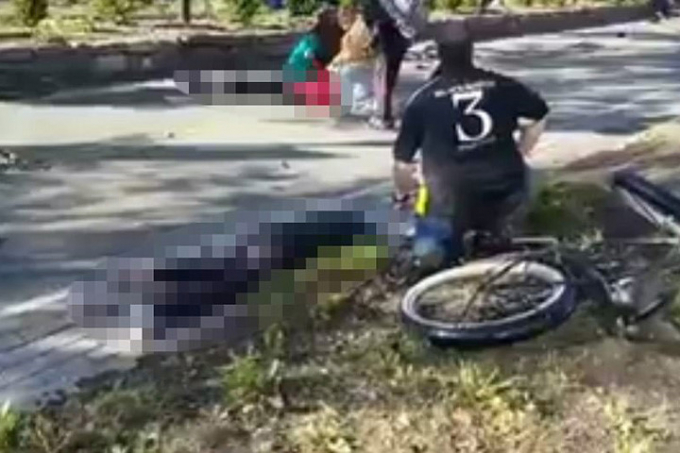 Cảnh tượng h&atilde;i h&ugrave;ng tr&ecirc;n l&agrave;n đường đi xe đạp ở đường lớn West Side. T&agrave;i xế Saipov đ&atilde; ph&oacute;ng &ocirc; t&ocirc; v&agrave;o đ&acirc;y v&agrave; g&acirc;y tử vong cho nhiều người. Ảnh: Twitter.