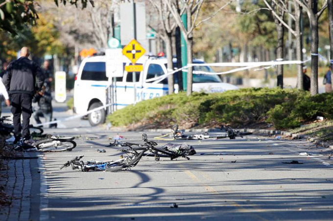 H&agrave;ng loạt xe đạp bị biến dạng sau khi chiếc xe tải hạng nhẹ của Saipov lao v&agrave;o. Nhiều người bị thương. Ảnh: Reuters.