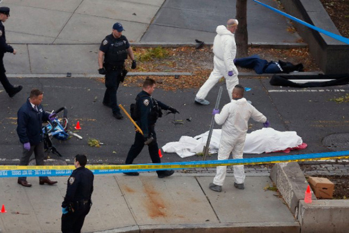 Một thi thể nạn nh&acirc;n trong vụ đ&acirc;m xe nằm tại hiện trường v&agrave; được quấn vải trắng. Ảnh: AP.