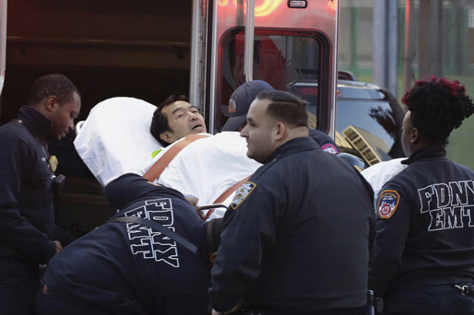 Nạn nh&acirc;n bị thương được đưa tới bệnh viện sau vụ tấn c&ocirc;ng xảy ra v&agrave;o chiều ng&agrave;y 31/10 (giờ Mỹ). Ảnh: AP.