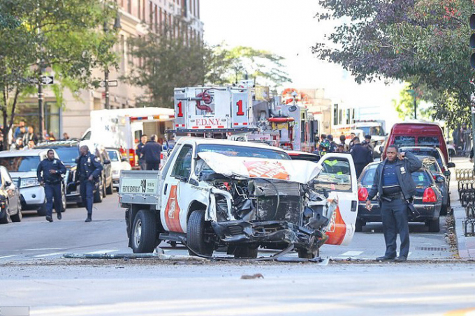 Chiếc &ocirc; t&ocirc; m&agrave; nghi phạm thu&ecirc; để g&acirc;y &aacute;n cũng bị hư hỏng nặng sau vụ việc. Ảnh: Spartano.