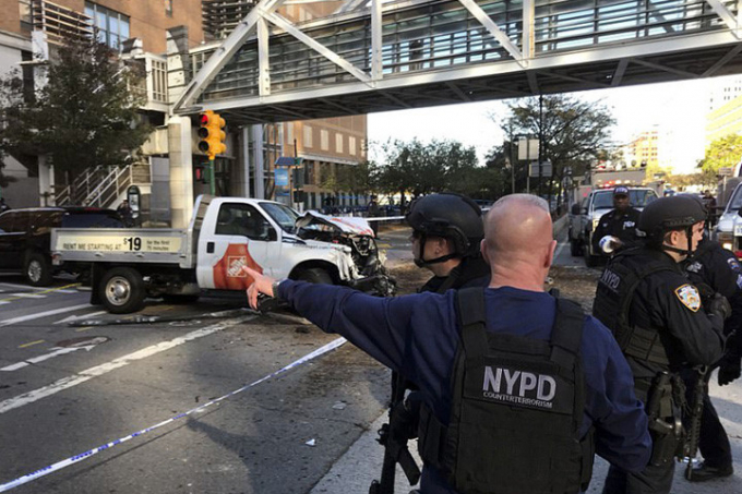 T&agrave;i xế chỉ chịu dừng xe ở điểm dừng ph&iacute;a dưới cầu Tribeca ở phố Chambers. Tại đ&acirc;y cảnh s&aacute;t đ&atilde; bắn y bị thương. Ảnh: AP.