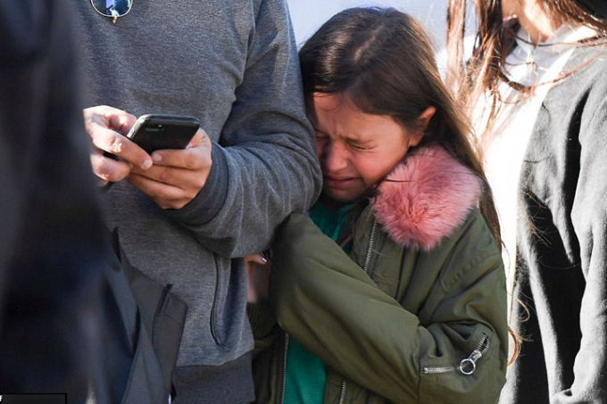 Vẻ sợ h&atilde;i tr&ecirc;n gương mặt một b&eacute; g&aacute;i khi em đi ra khỏi hiện trường vụ tấn c&ocirc;ng v&agrave;o chiều 31/10. Ảnh: Getty.