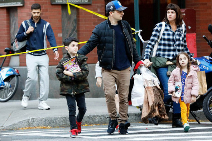 C&aacute;c bậc cha mẹ lo lắng, nhanh ch&oacute;ng đưa con c&aacute;i m&igrave;nh ra khỏi hiện trường. Ảnh: Reuters.