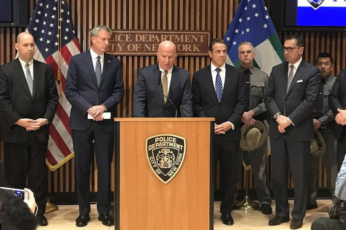 &ldquo;Một ng&agrave;y đau thương&rdquo; &ndash; quan chức cảnh s&aacute;t New York tuy&ecirc;n bố tại buổi họp b&aacute;o sau vụ tấn c&ocirc;ng. Ảnh: EPA.