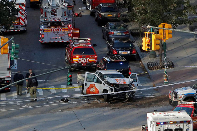 Trước khi dừng lại, chiếc xe &ocirc; t&ocirc; g&acirc;y &aacute;n c&ograve;n đ&acirc;m v&agrave;o một xe bus. Ảnh: Reuters.