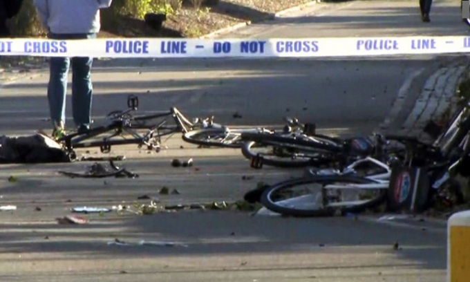 D&acirc;y c&aacute;ch ly của cảnh s&aacute;t tại hiện trường vụ tấn c&ocirc;ng bằng xe tải. Ảnh: WCB.