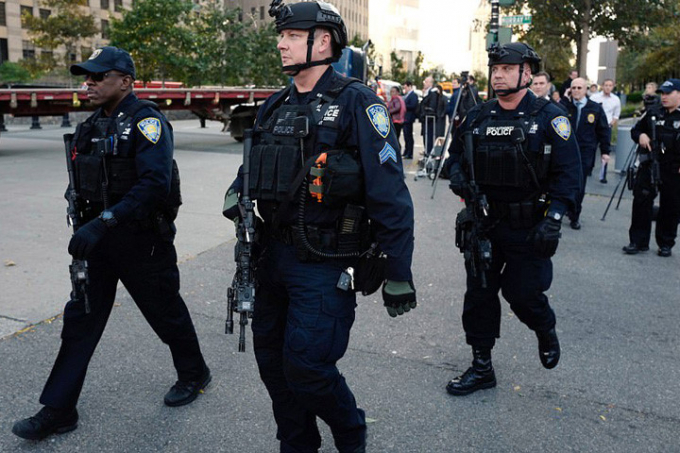 Lực lượng cảnh s&aacute;t Mỹ được điều tới hiện trường. Ảnh: AP.