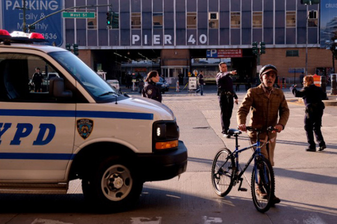 Cảnh s&aacute;t Mỹ hướng dẫn người d&acirc;n rời khỏi hiện trường. Ảnh: Getty.