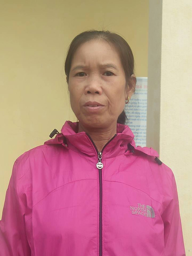 C&ocirc; Trương Thị Lan ng&atilde; khuỵu lời v&igrave; nhận quyết định nghỉ hưu k&egrave;m mức lương 1,3 triệu đồng/th&aacute;ng.