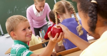 Bí quyết khuyến khích con làm việc tốt của phụ huynh khắp thế giới