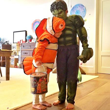 &nbsp;Hai nh&oacute;c t&igrave; nh&agrave; Gisele Bundchen th&igrave; lại chọn ho&aacute; trang th&agrave;nh ch&uacute; c&aacute; Nemo v&agrave; người khổng lồ xanh Hulk.