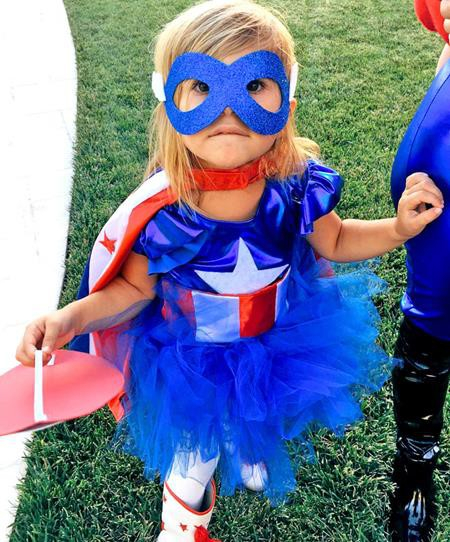 Tiểu c&ocirc;ng ch&uacute;a Penelope nh&agrave; Kourtney Kardashian l&agrave; một fan h&acirc;m mộ cuồng nhiệt của Captain America v&agrave; c&ocirc; b&eacute; hết sức phấn kh&iacute;ch khi được ho&aacute; trang th&agrave;nh si&ecirc;u anh h&ugrave;ng n&agrave;y trong ng&agrave;y Halloween.