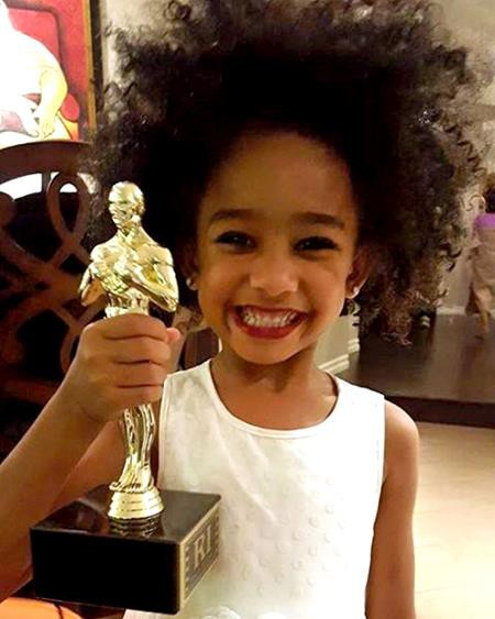 Viola Davis c&oacute; thể cảm thấy hết sức tự h&agrave;o khi c&ocirc; con g&aacute;i Genesis Tennon đ&atilde; ho&aacute; trang th&agrave;nh ch&iacute;nh m&igrave;nh trong khoảnh khắc nhận được tượng v&agrave;ng Emmy danh gi&aacute;.