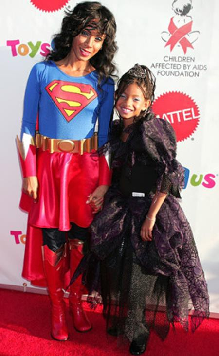 Hồi năm 2008, Willow Smith đ&atilde; ho&aacute; trang th&agrave;nh một n&agrave;ng c&ocirc;ng ch&uacute;a x&aacute;c sống trong khi b&agrave; mẹ Jada Pinkett lại quyết định l&agrave;m nữ si&ecirc;u nh&acirc;n trong ng&agrave;y Halloween.