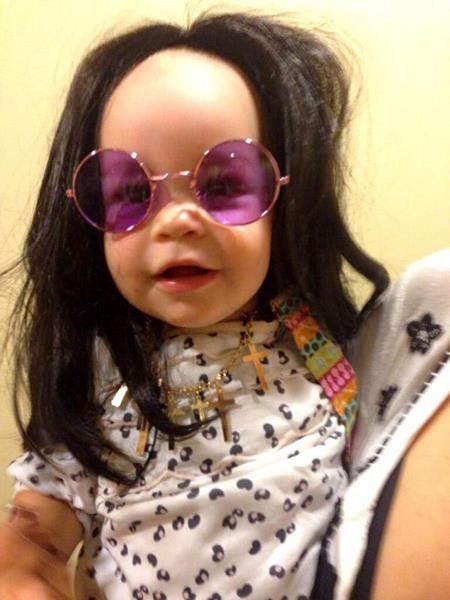 C&ocirc; nh&oacute;c Pearl đ&atilde; ho&aacute; th&acirc;n th&agrave;nh &ocirc;ng nội Ozzy Osbourne trong dịp lễ Halloween năm 2013 v&agrave; khiến cho cả gia đ&igrave;nh cũng như c&aacute;c fans h&acirc;m mộ c&oacute; được một tr&agrave;ng cười th&iacute;ch th&uacute;.